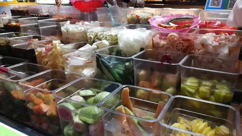 酸嘢摊的种类丰富多样.图/梁大怪,jane