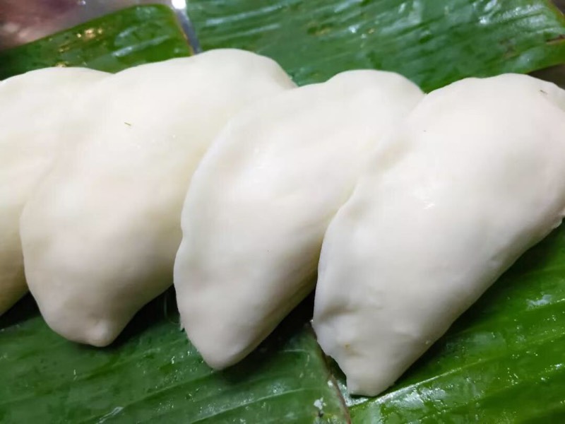 潮汕地区的"菜头粿",广东客家地区的萝卜粄形如放大版的饺子,馅料主要