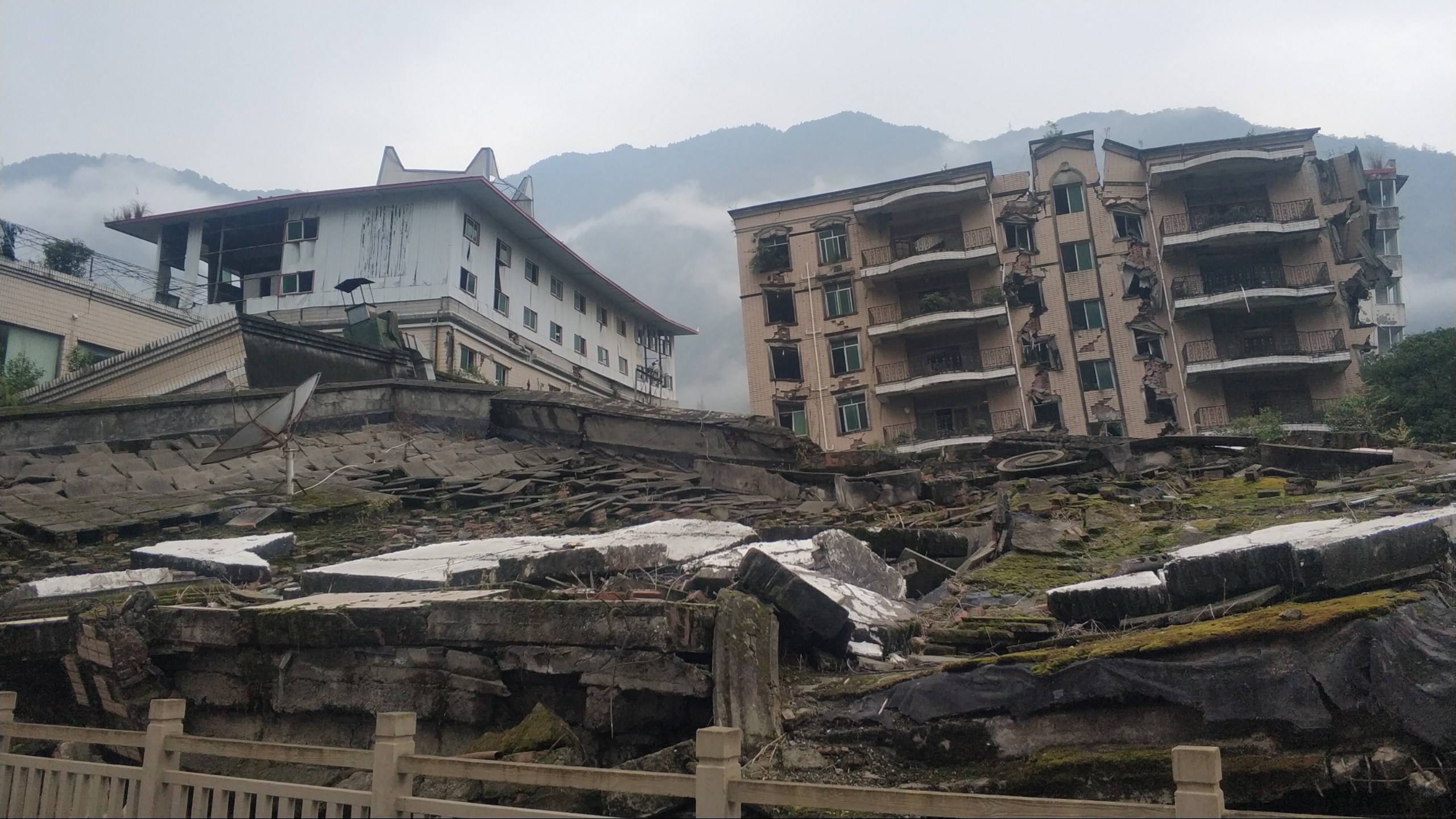 成都acfun騎行群國慶騎遊之北川老縣城地震遺址