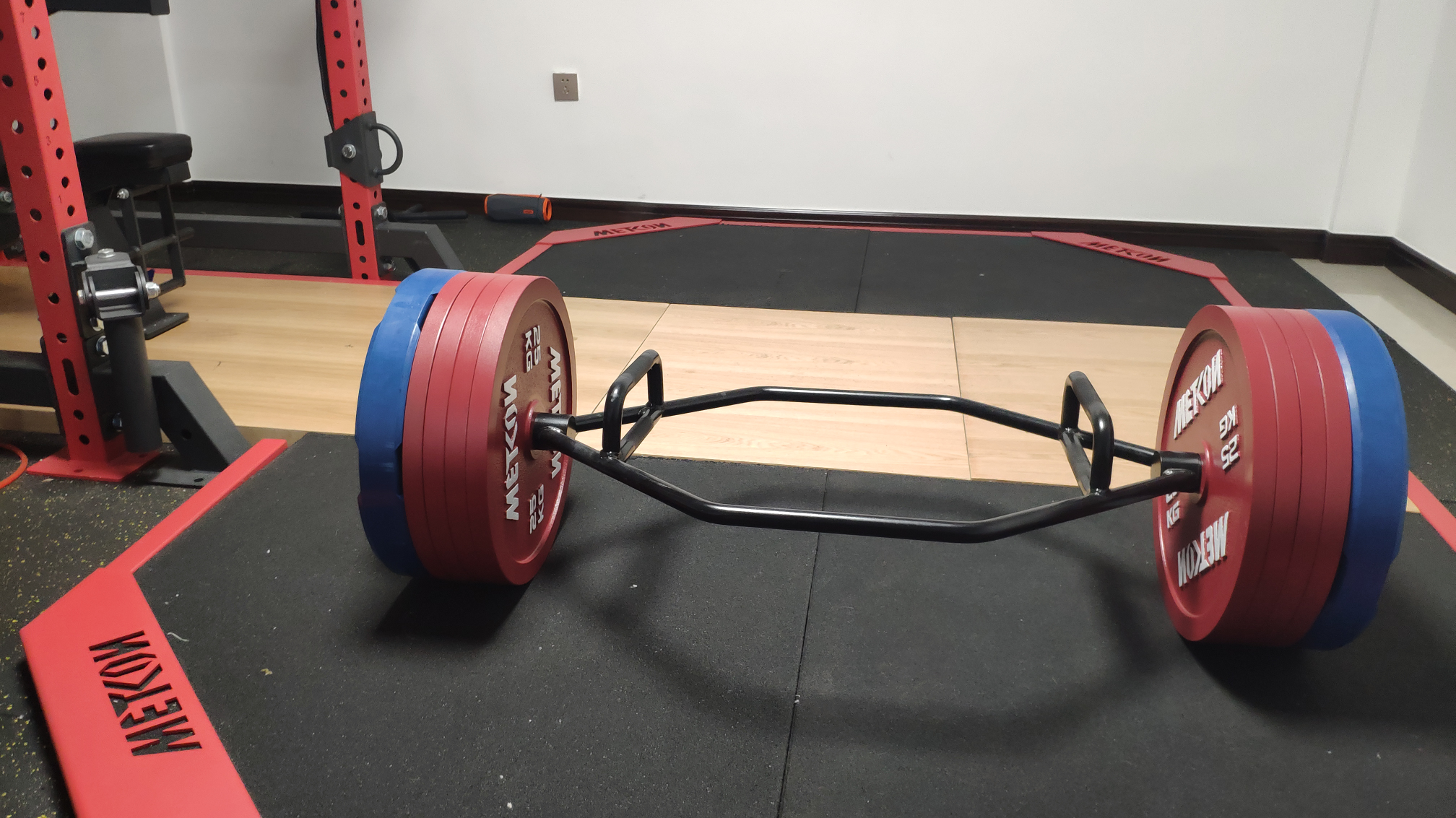 六角杠硬拉比传统还弱.263kg都没拉起来