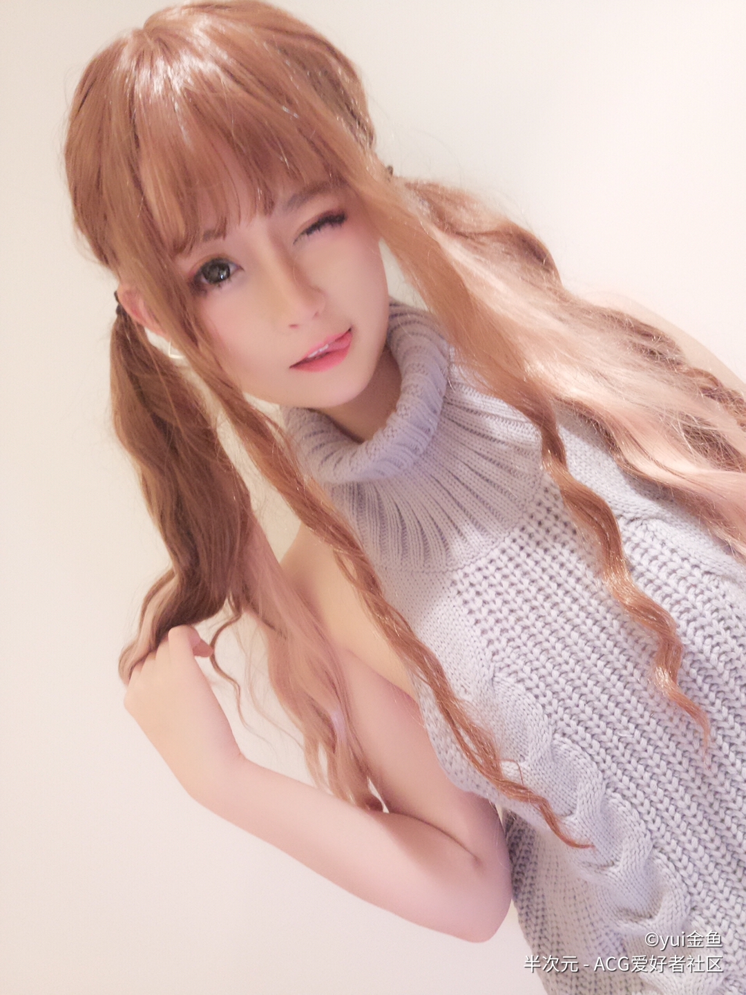 yui金鱼露背毛衣