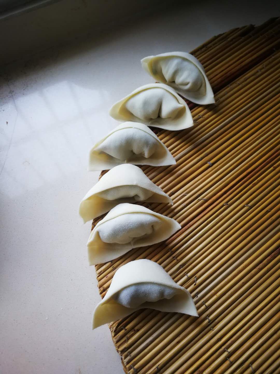 擀一张大皮,切成梯形包饺子.定位淄博博山,不知道大家有没有吃过.