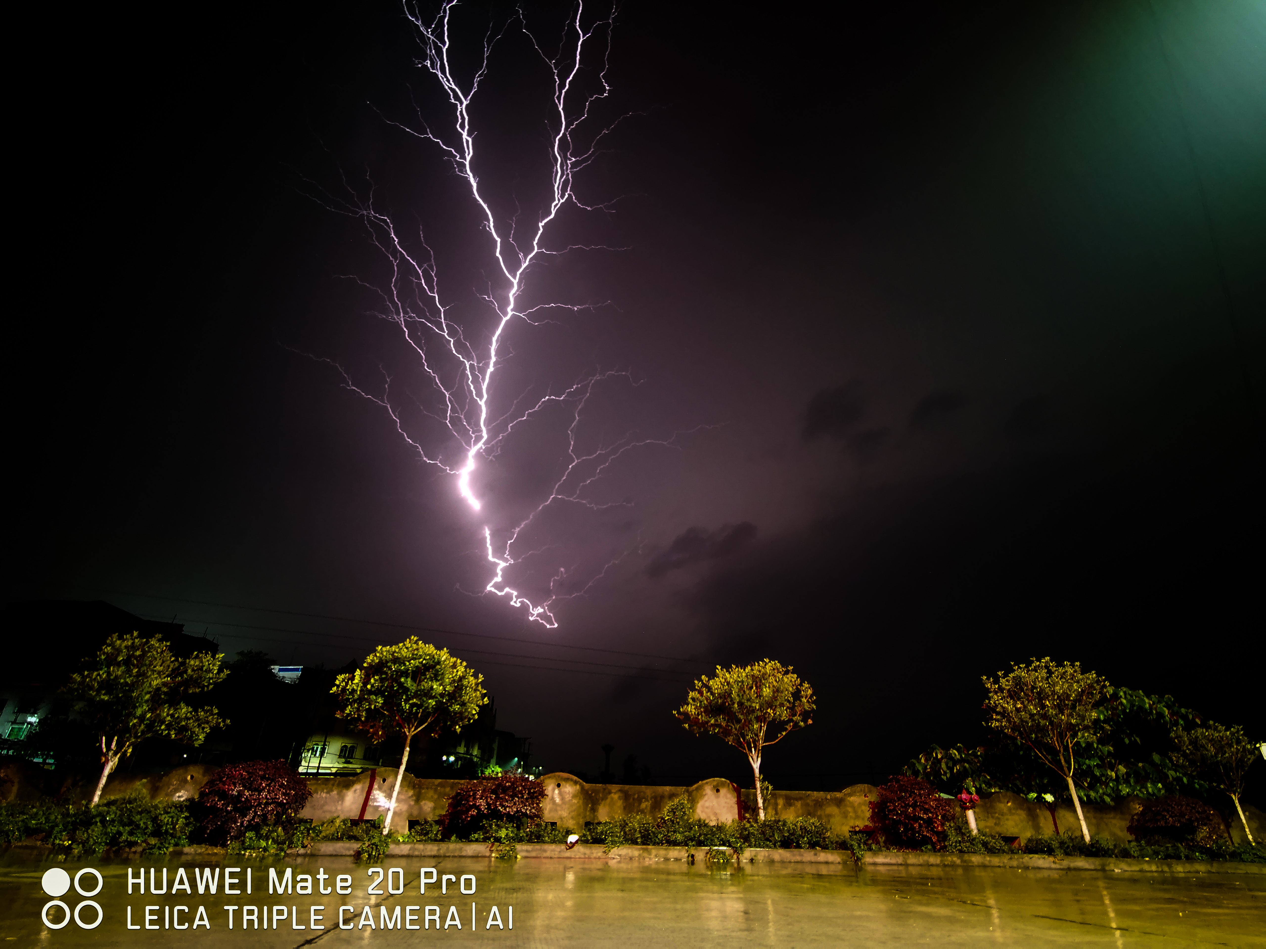 使用华为拍的闪电,运气真好.