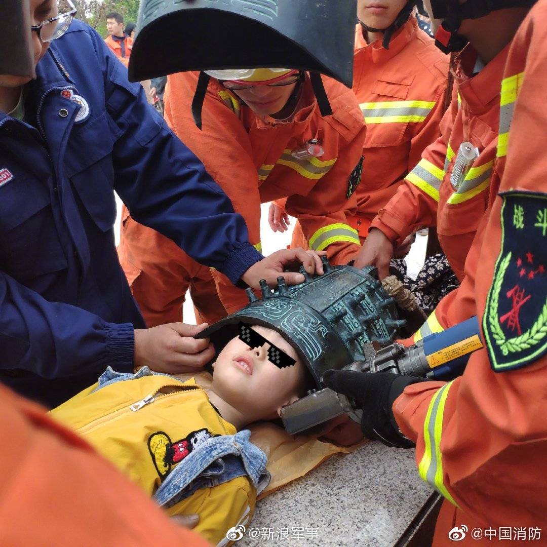 熊孩子头被卡编钟允悲又是消防员来解救