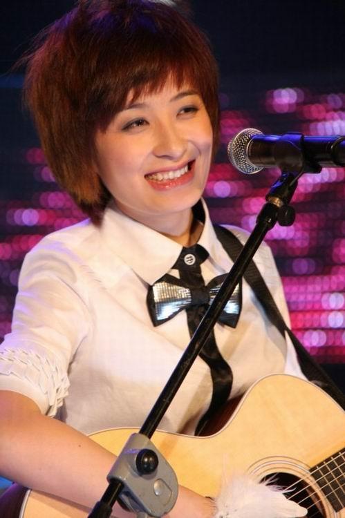 曾轶可连发9张海关人员证件照,过安检不脱帽,还怪其滥用职权!