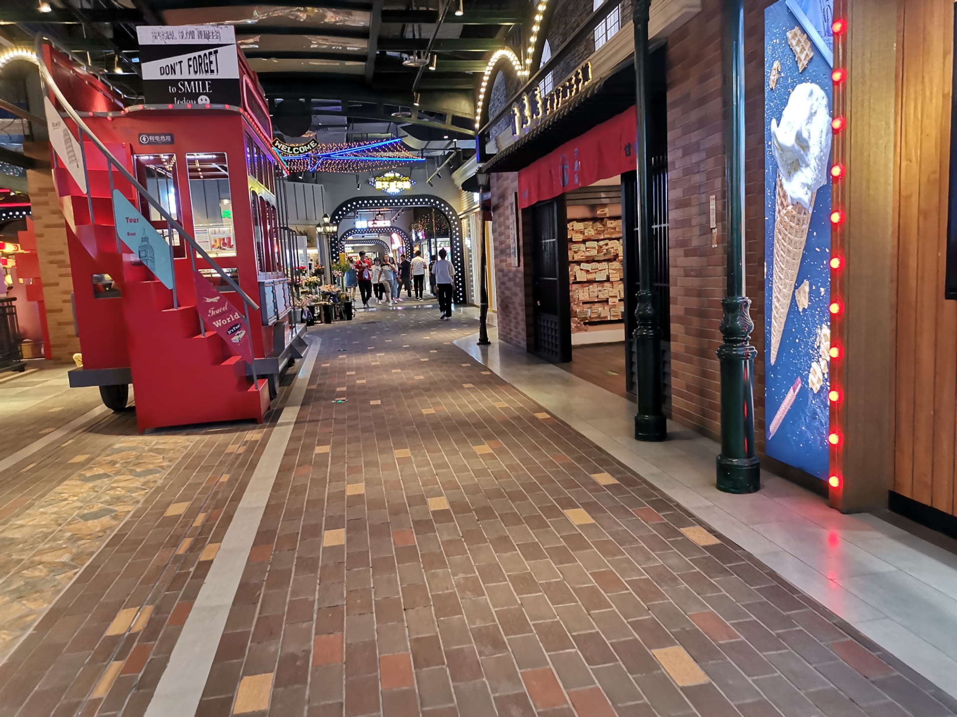 逛吃合生汇21街区浸入式主题餐饮哦