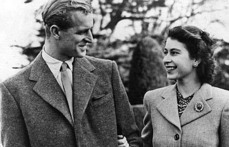 英国女王年轻时有多漂亮美到不敢单独出门丈夫为她放弃王位