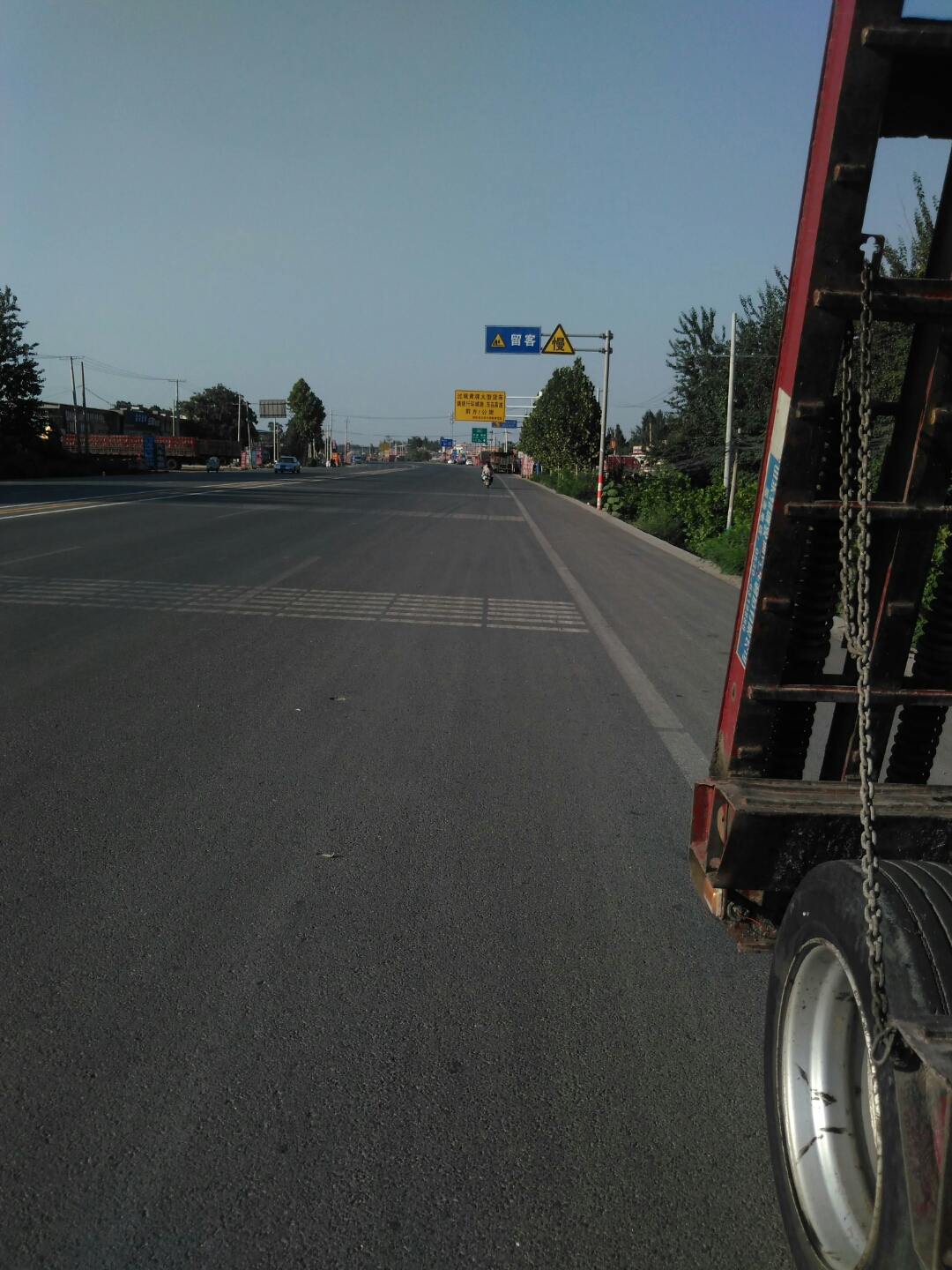 不留遭遇下班高峰只能走凹凸不平的人行道夜色降临,明天不走国道了.