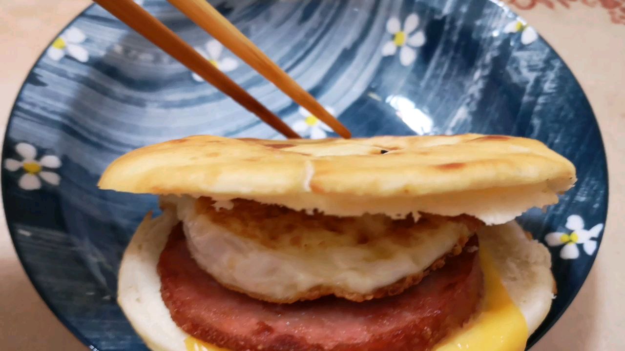 中式汉堡,烤烧饼加火腿起司荷包蛋