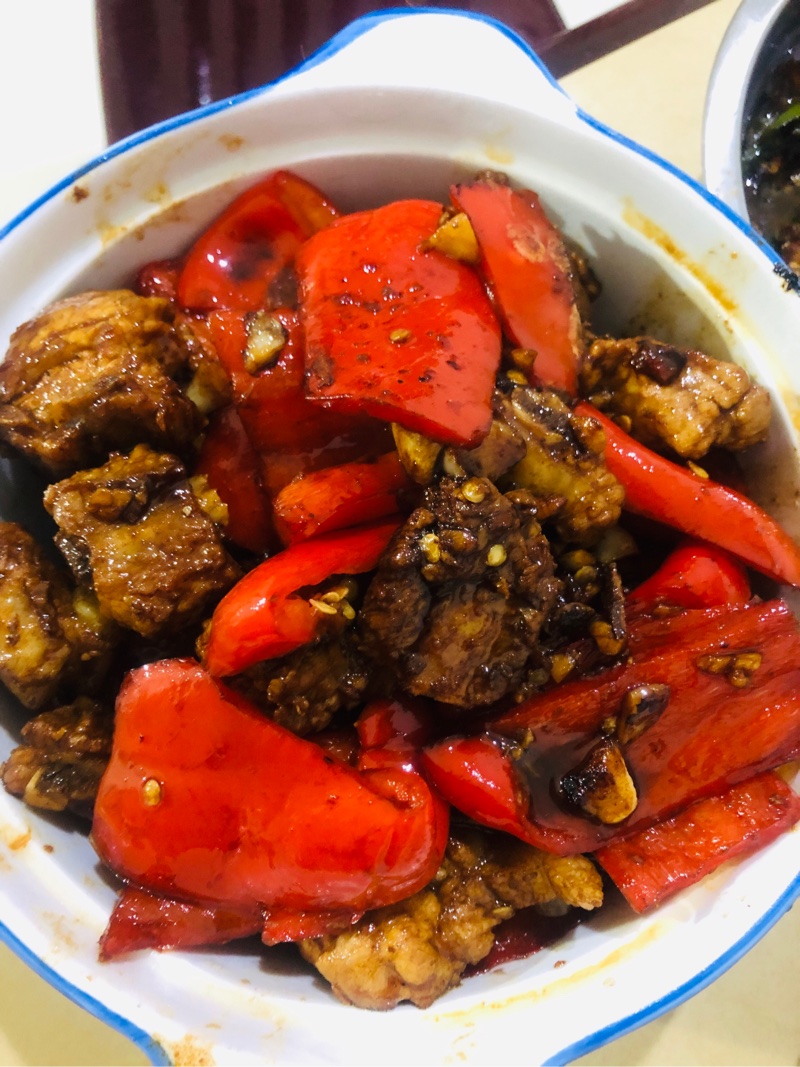 大红椒烧排骨凉拌莴苣丝凉拌鸭架