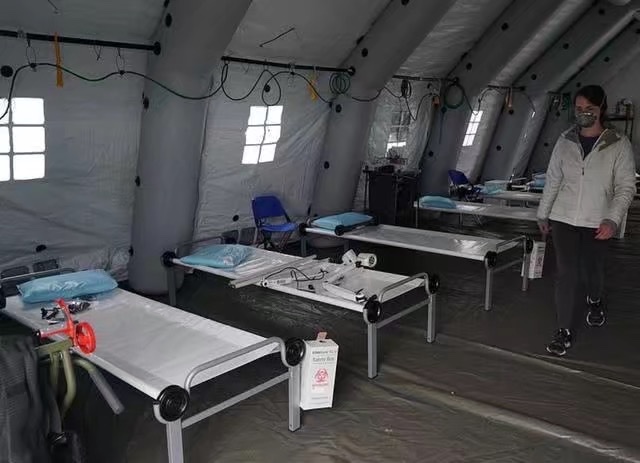 纽约野战医院近景曝光十几个白帐篷放一起密密麻麻摆满床位