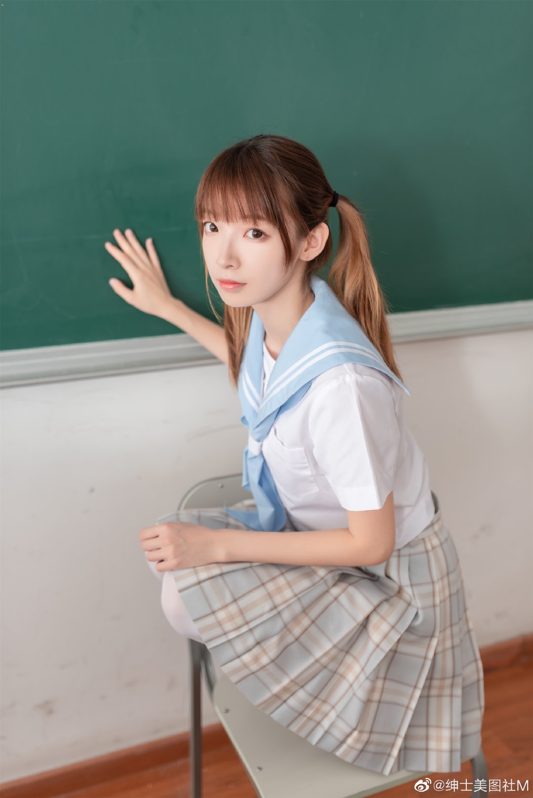 白丝马尾百褶裙投个五焦行不行