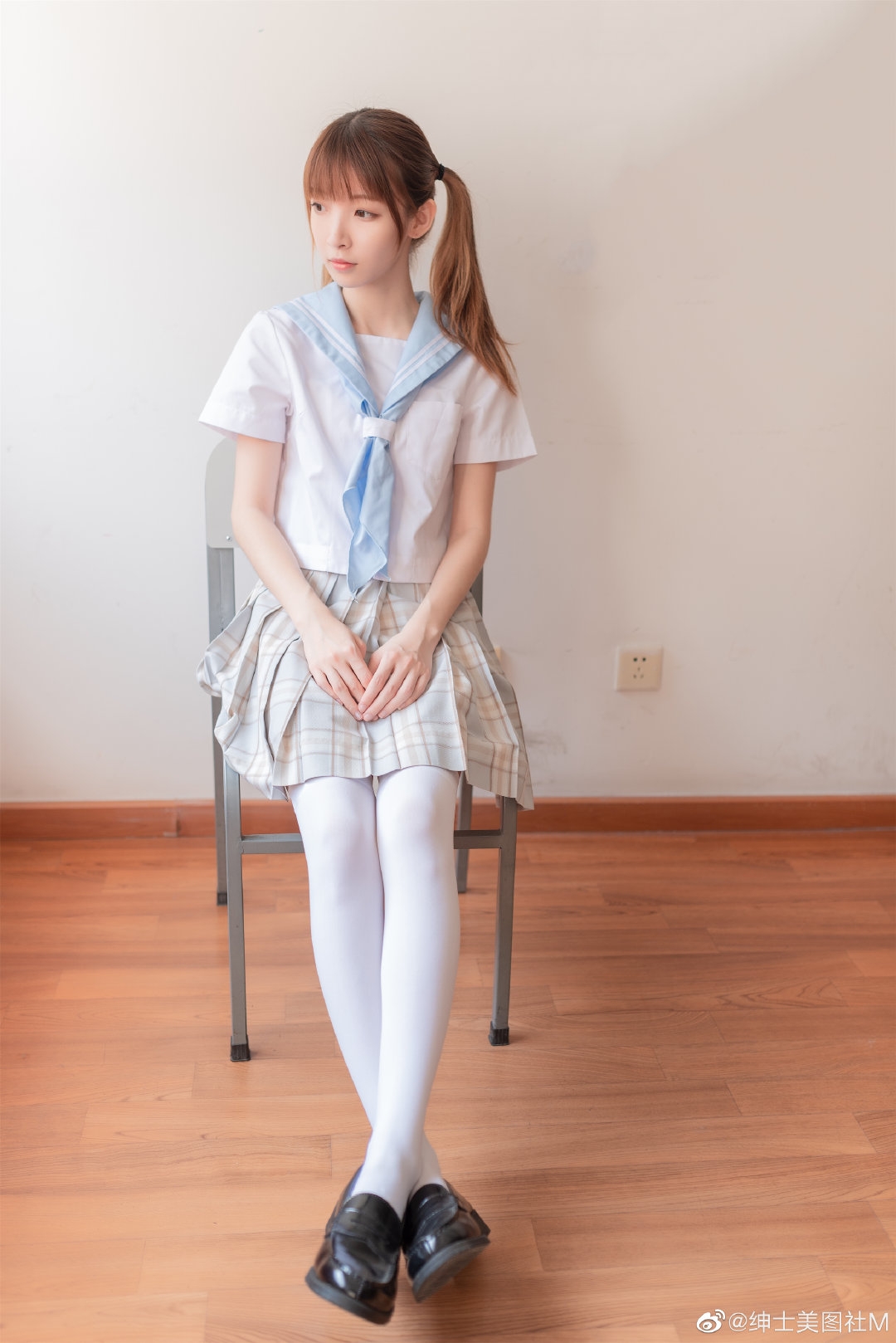 白丝马尾百褶裙投个五焦行不行