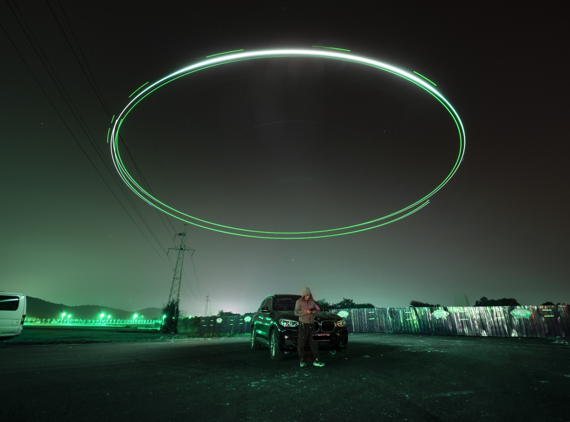 大晚上无人机光绘来一圈
