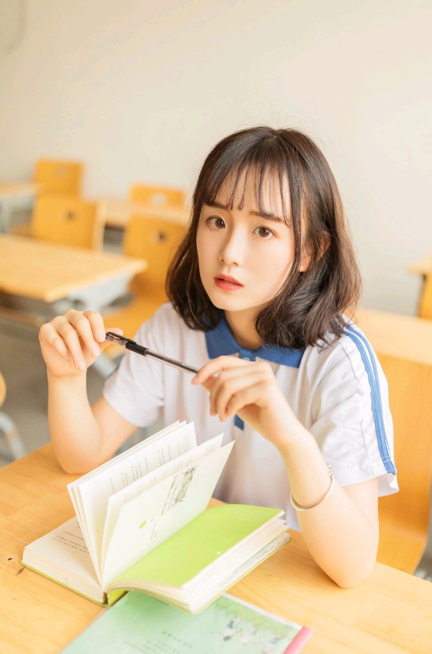 短发学生妹室内清新写真