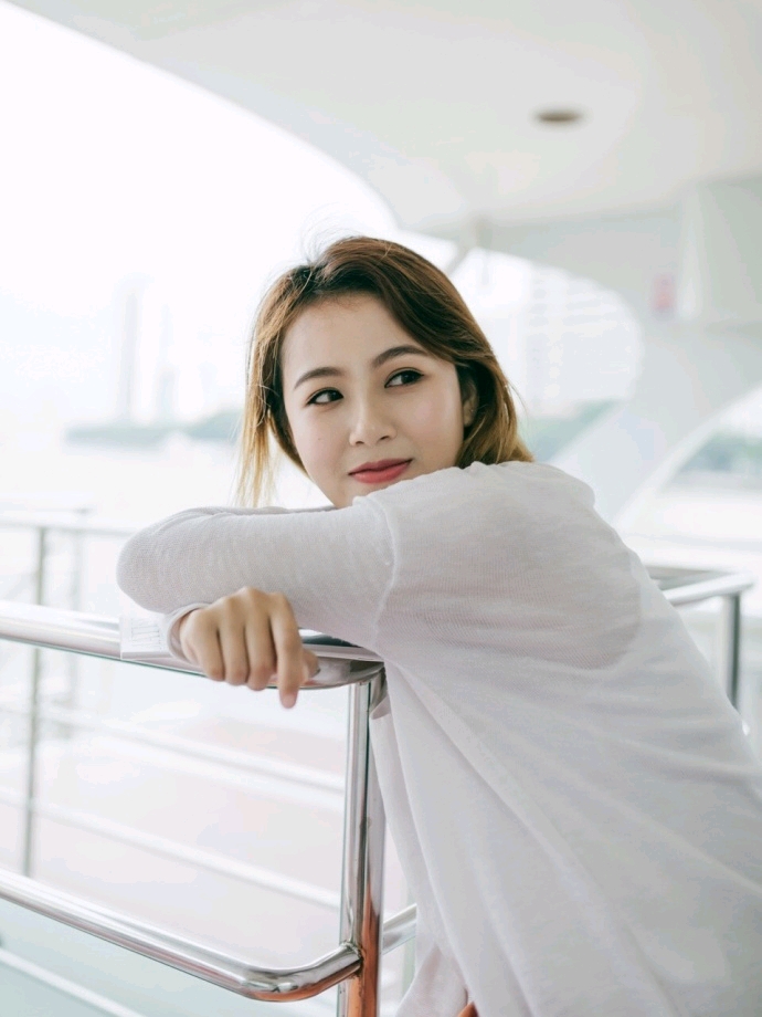 白嫩少妇户外演绎日系文艺小清新活泼人像图片