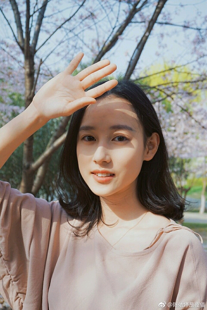 天然白嫩清纯素人美女文艺空灵写真图片