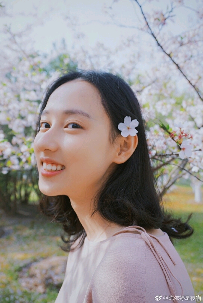 天然白嫩清纯素人美女文艺空灵写真图片