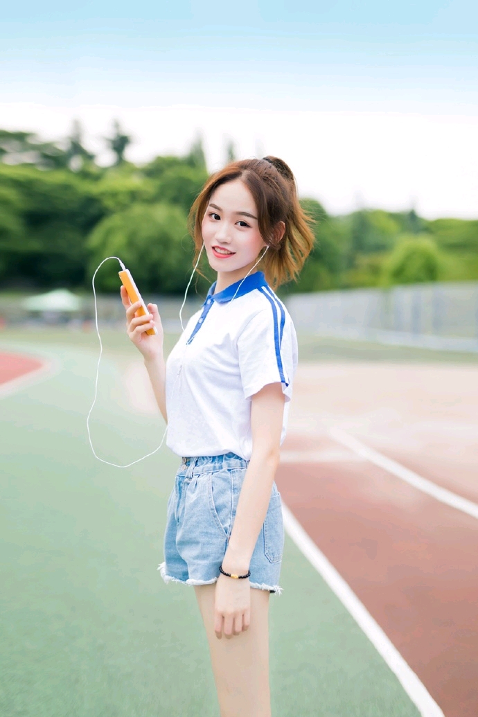 校园美女班花长腿清纯火辣写真