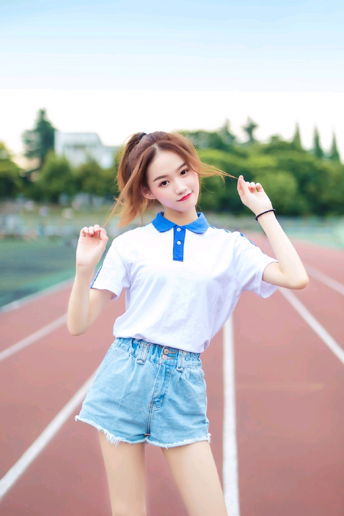 校园美女班花长腿清纯火辣写真