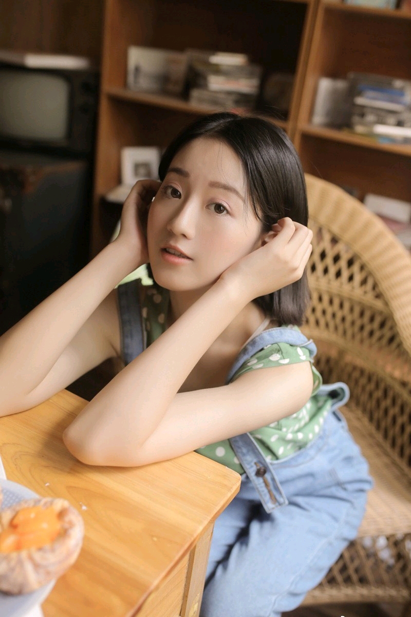 00后甜美长相素人自然美女写真