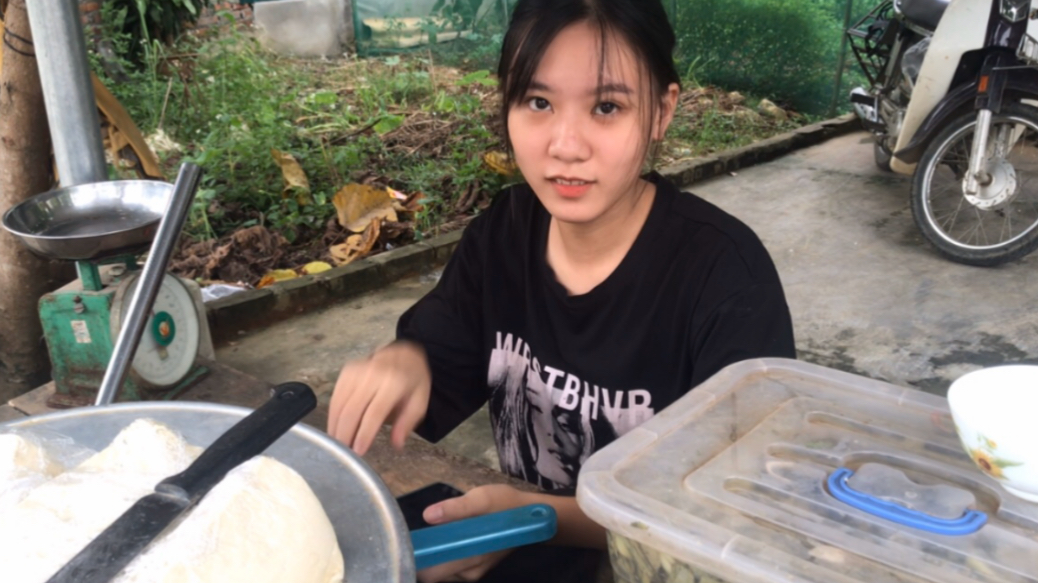 【豆腐西施】越南农村姑娘在路边摆摊卖豆腐,小伙经常上这来买豆腐.