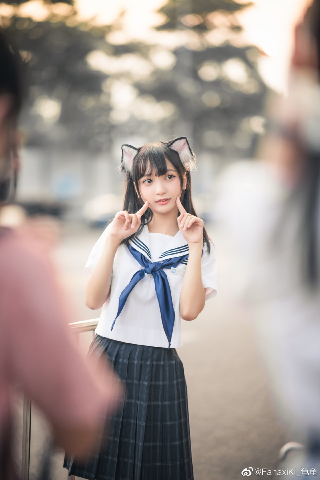 ノ- ( ゜- ゜)つロ