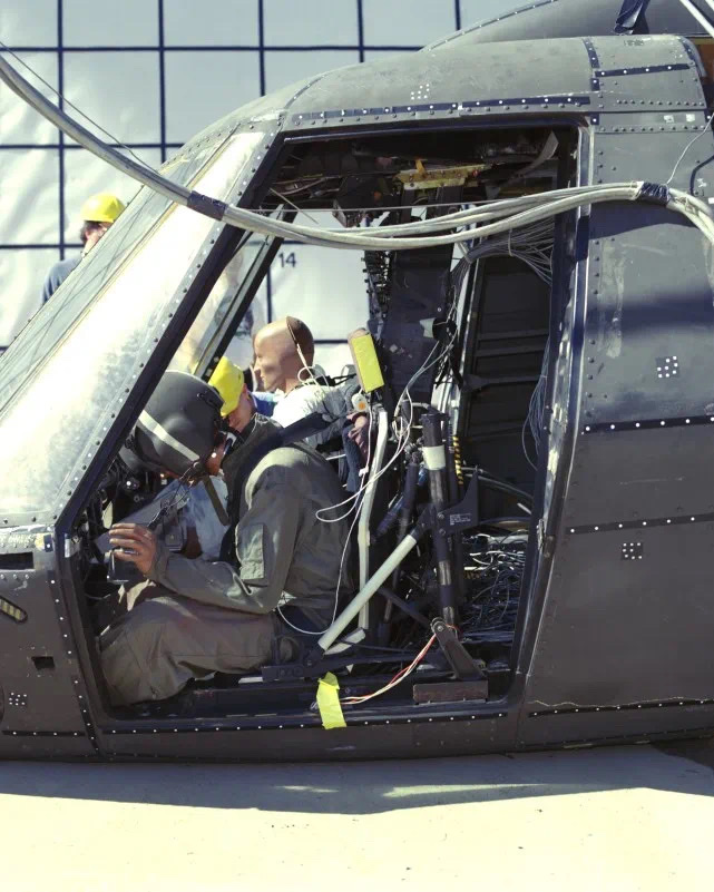 是等级更高的防弹耐坠毁座椅,除了具有与机舱座椅相似的吸能结构外