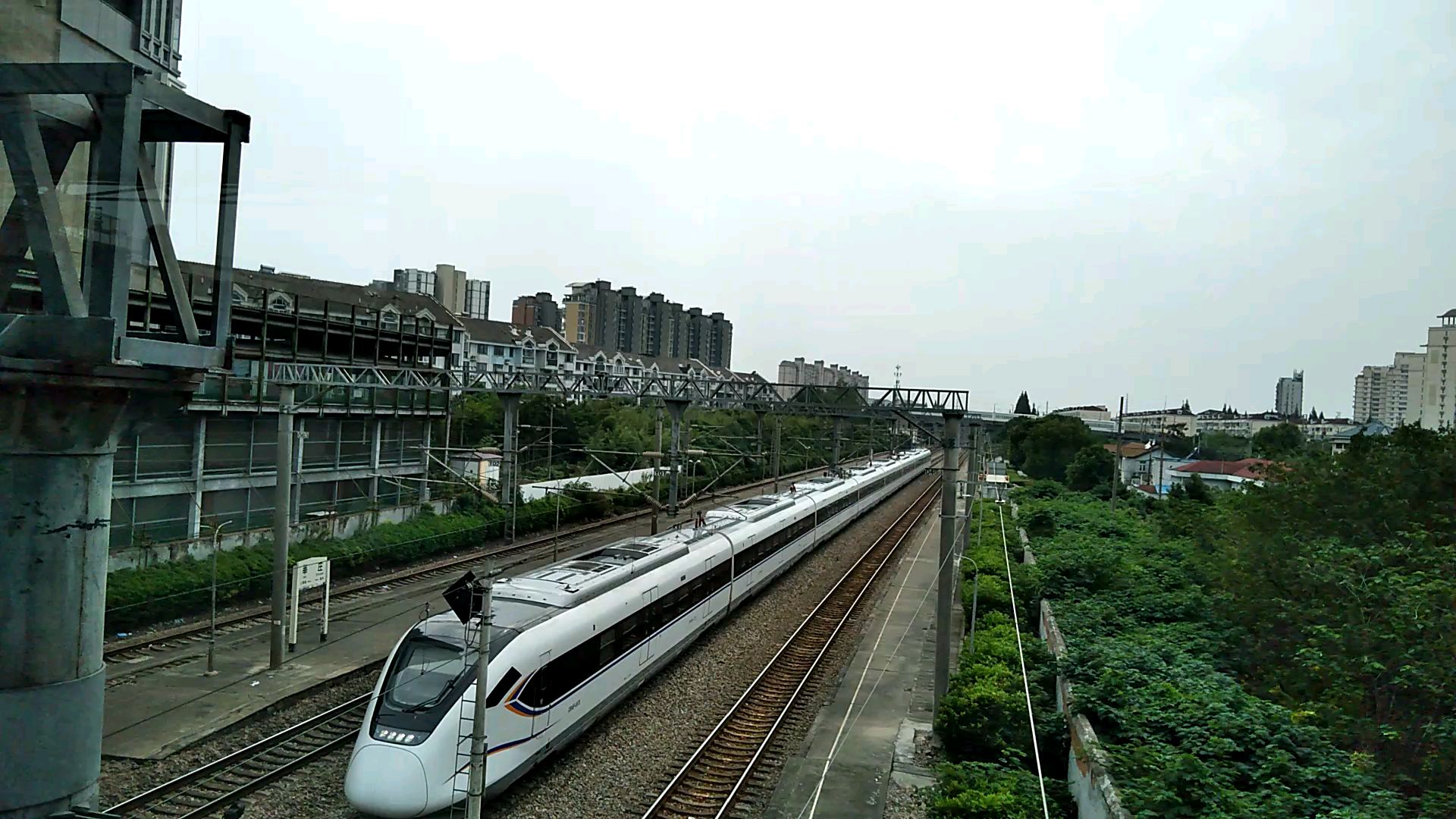 金山铁路crh6f0422通过莘庄站