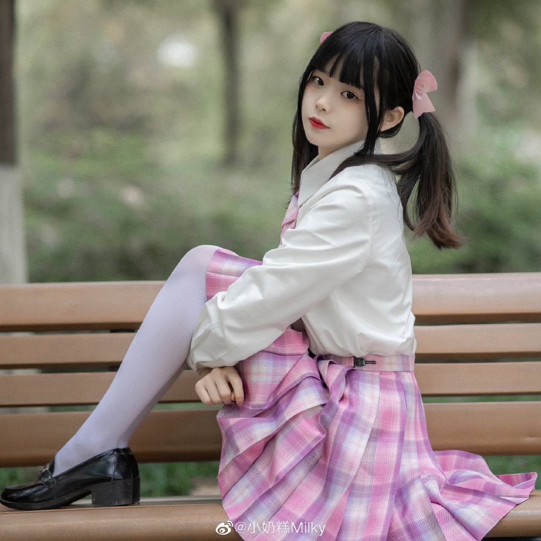 白丝马尾百褶裙投个五焦行不行