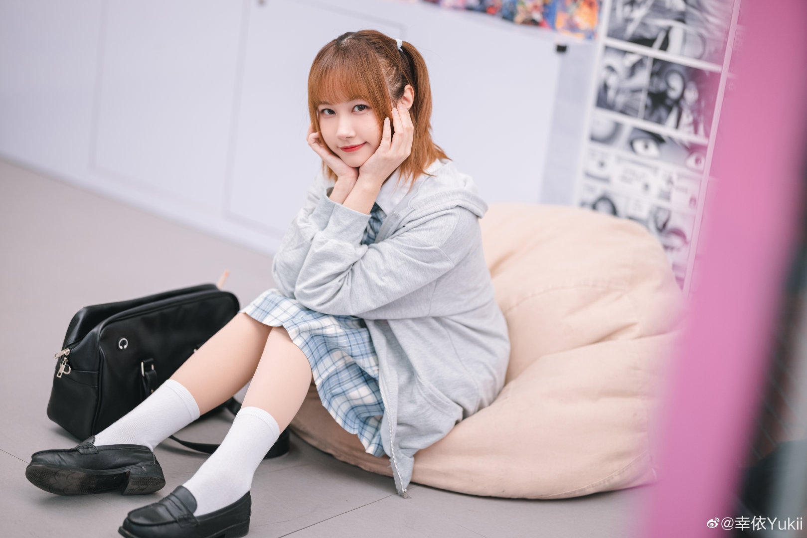 白丝短发百褶裙投个五焦行不行