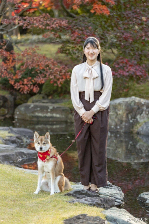 日本德仁天皇的独生女爱子公主昨天度过了19岁生日 她和爱犬 由莉 一同亮相 当年的小狗也一起长大了呀