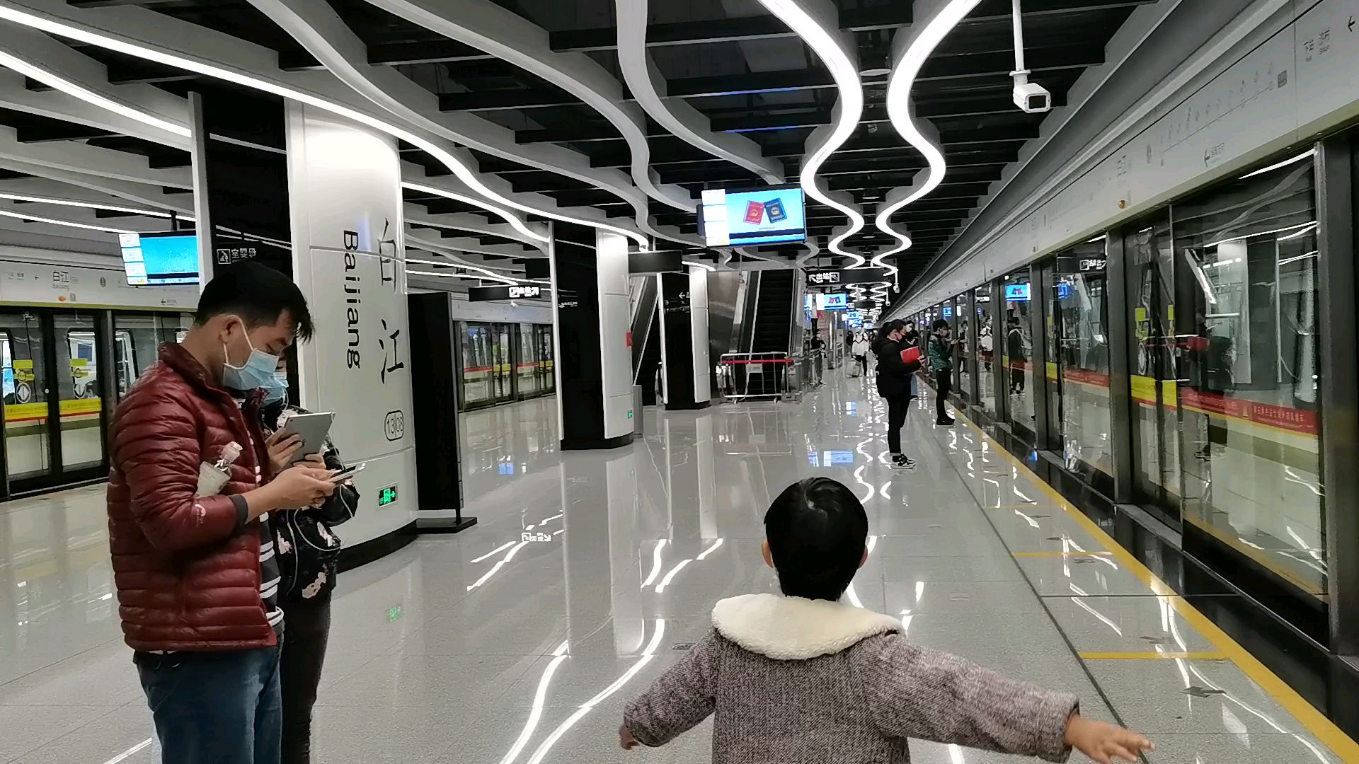 白江地铁站两趟车同时进站