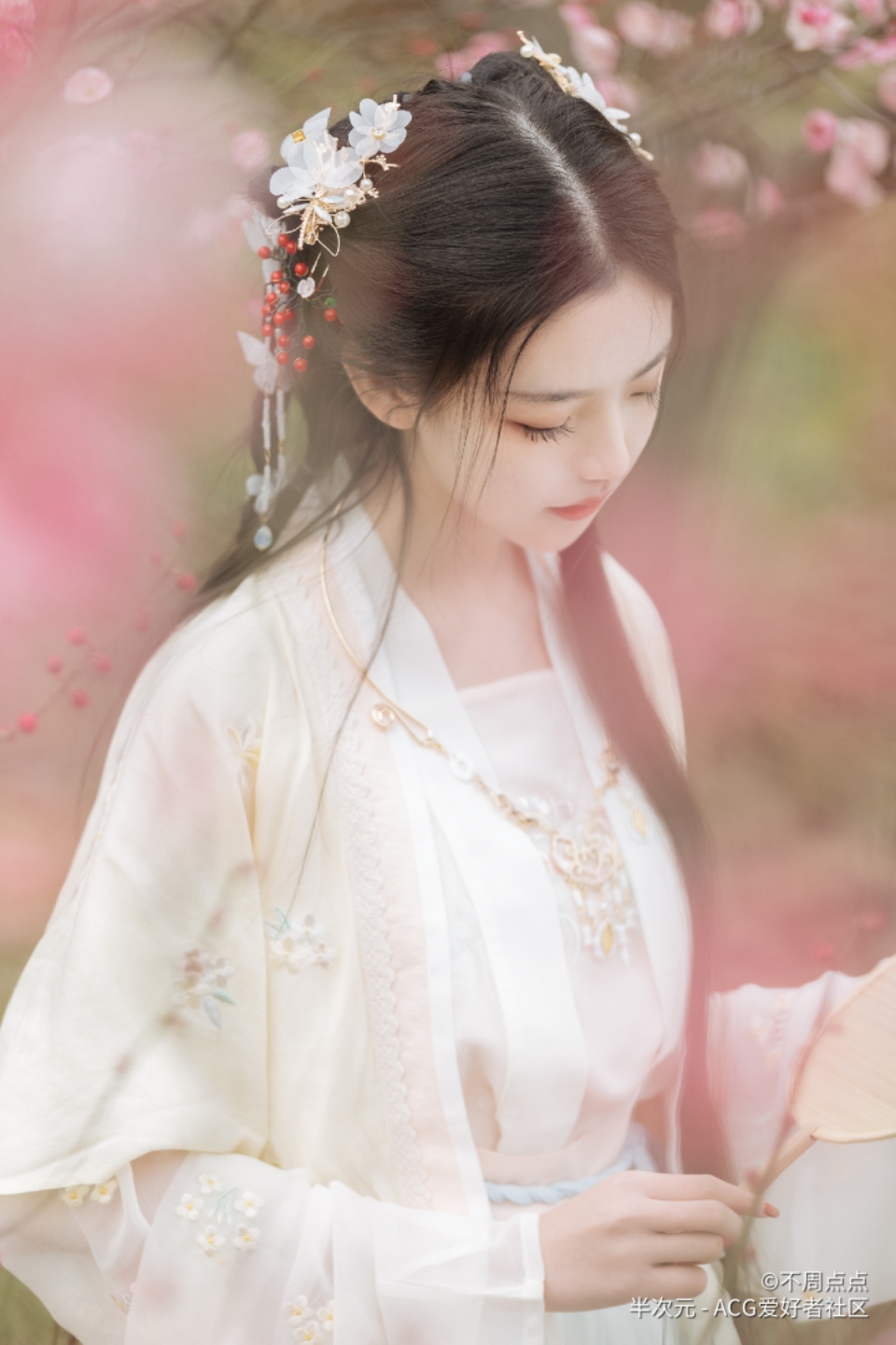 汉服小姐姐春风桃李花开日美人不来空断肠