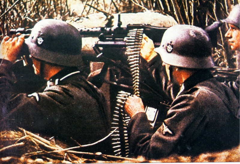 机枪位于队伍前方中央的位置, 正副射手和班长在一个掩体里, 直接由