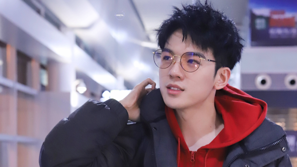 [仝卓][声入人心戛纳首秀]在床上玩手机还记得艺人形象管理的帅哥