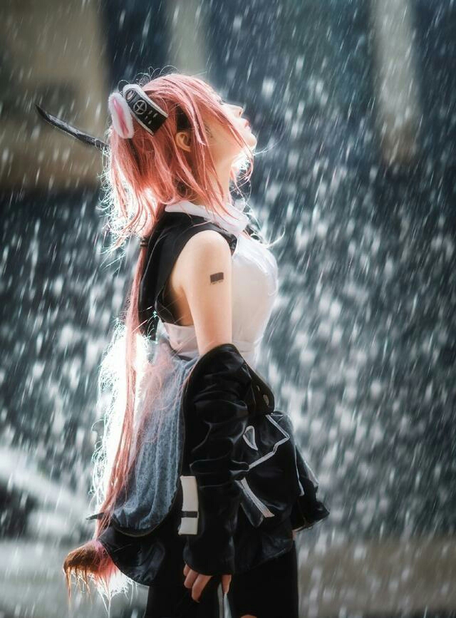 cos小姐姐在雨中美呆了酷酷的样子