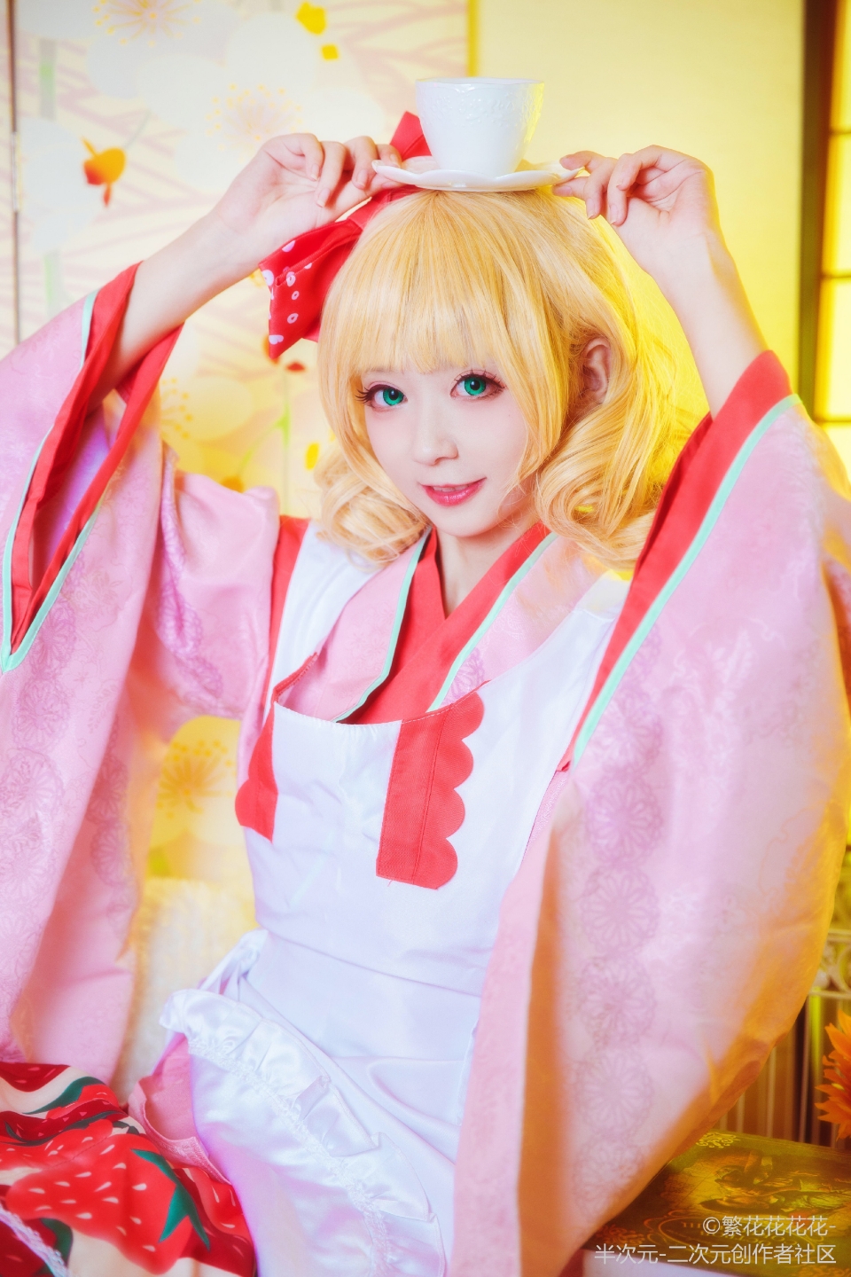 cos蔷薇少女雏莓金发碧眼白丝袜