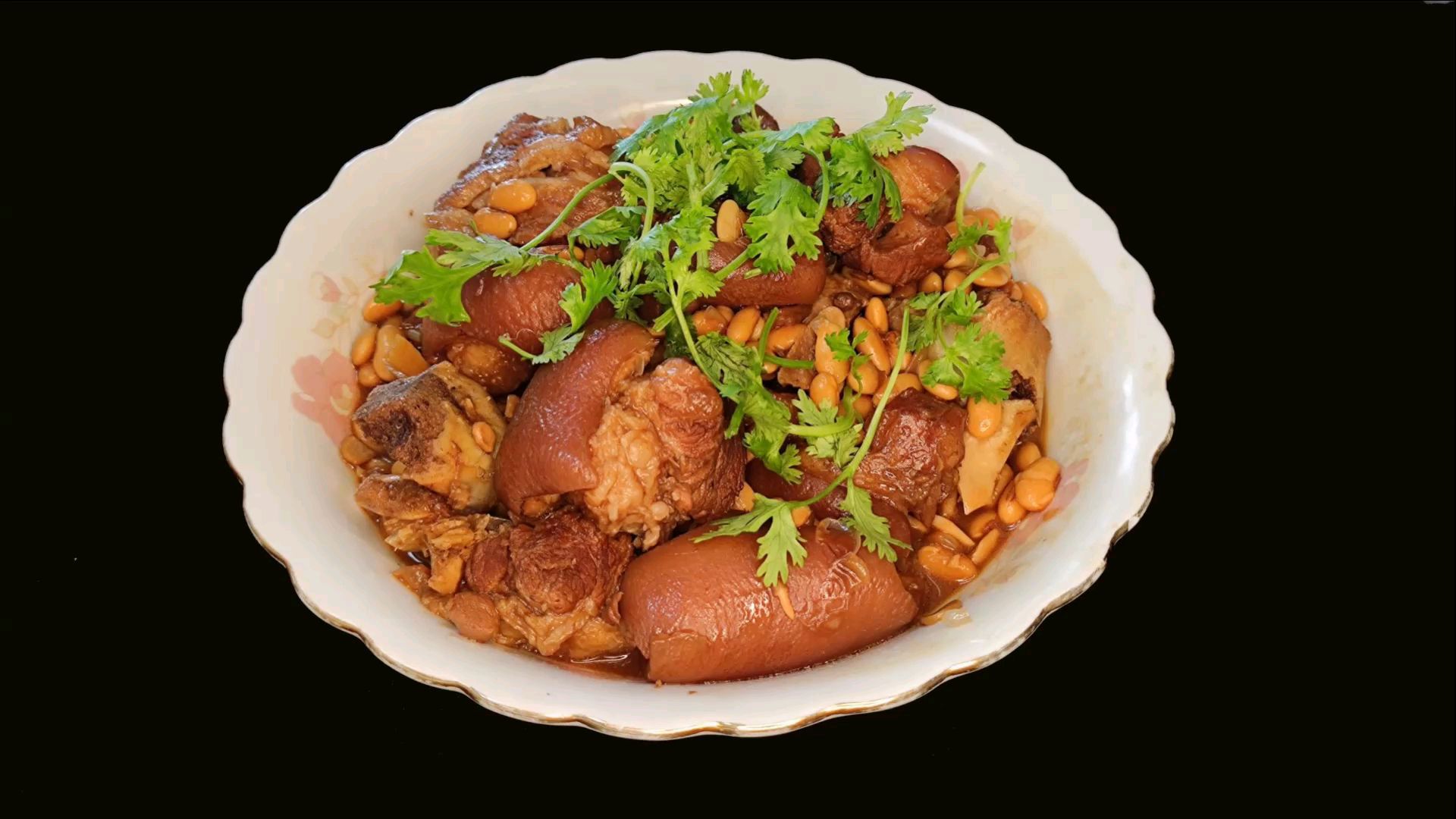 口口是肉的黄豆焖肘子,肥而不腻,入口即化,黄豆香软非常下饭