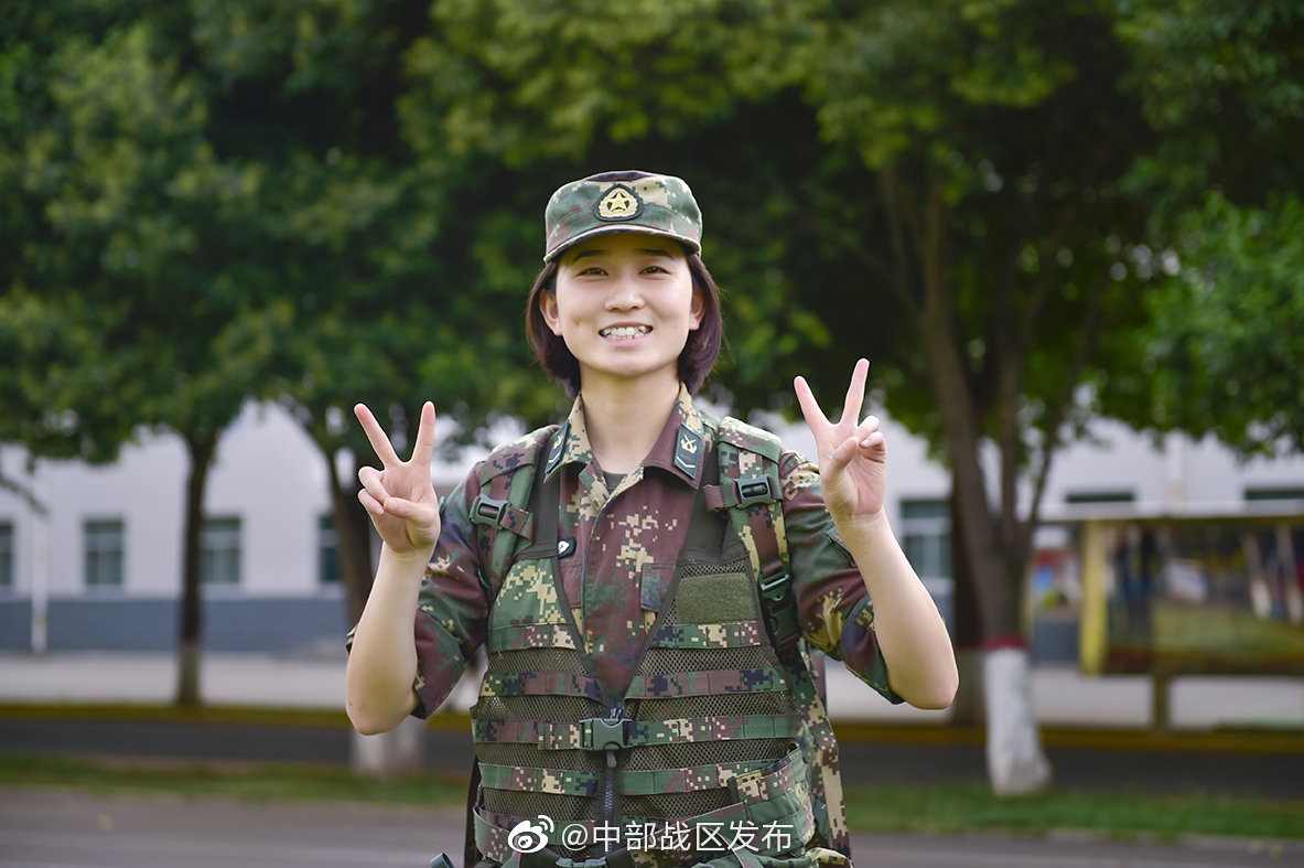 来来来英姿飒爽果敢刚毅不爱红装爱武装的兵姐姐来啦