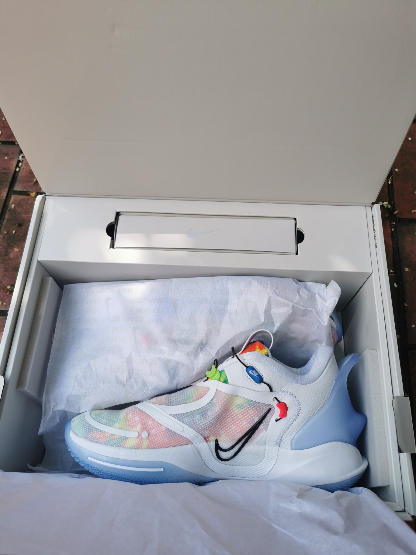 我还记得耐克的第一双adapt bb,黑的的那双,鞋盒是蓝色的,没有这一双