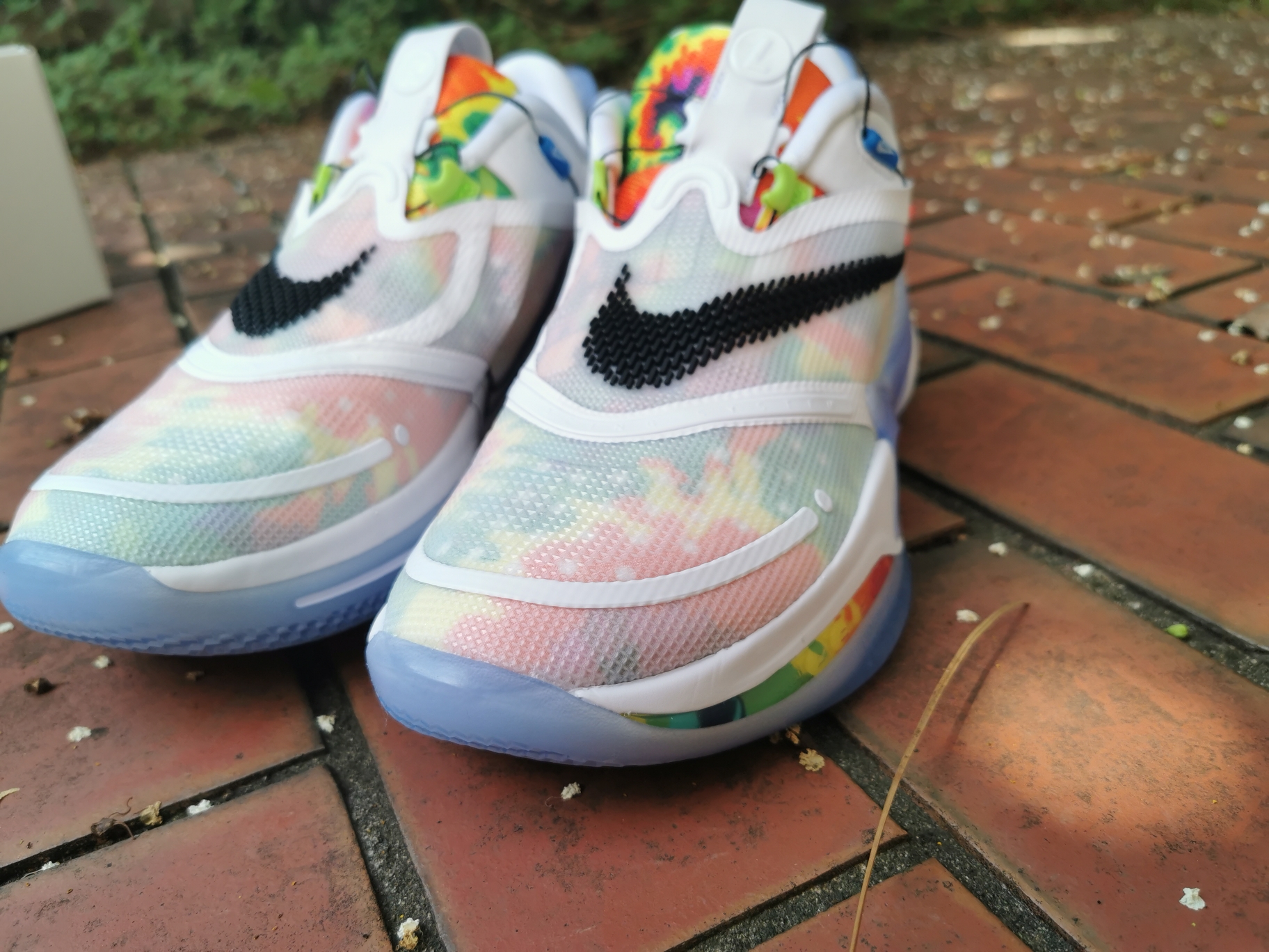 我还记得耐克的第一双adapt bb,黑的的那双,鞋盒是蓝色的,没有这一双