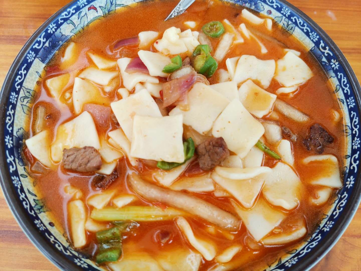 吃了午饭,前两天已经有经验了,点菜比较保守,选择了牛肉饺子和炒面片