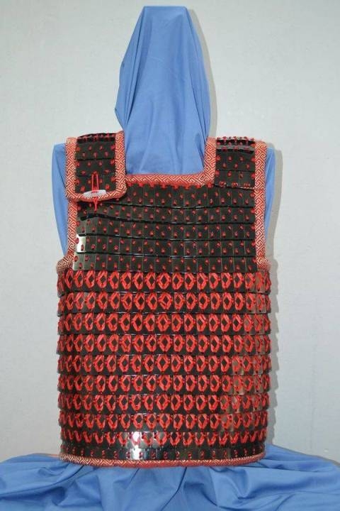 襦铠不仅可以用鱼鳞甲片编缀,实际上也有用方块型甲片编缀而成的襦铠