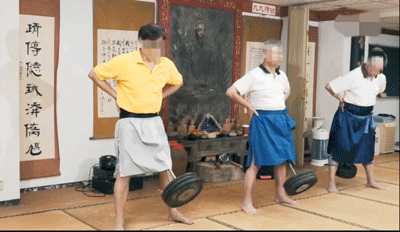 阅囧无数 美国14岁女孩和12岁男孩拿ak