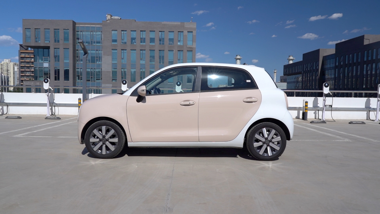 双色车身,欧拉黑猫车侧体验