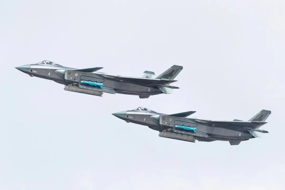 2018年11月11日,歼20第一次以四机编队出现在公众视野.