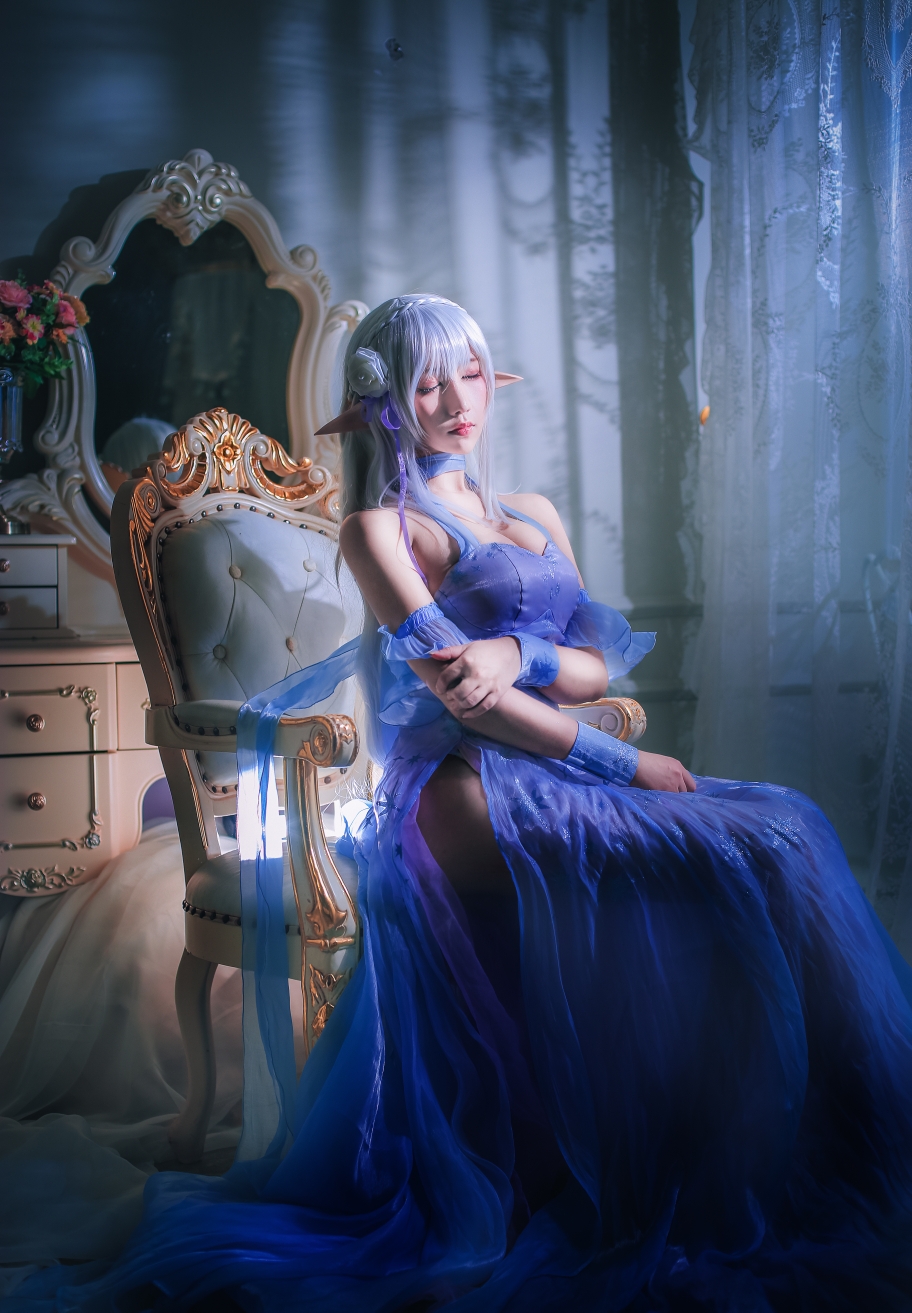 男人都喜欢的艾米莉亚礼服cosplay