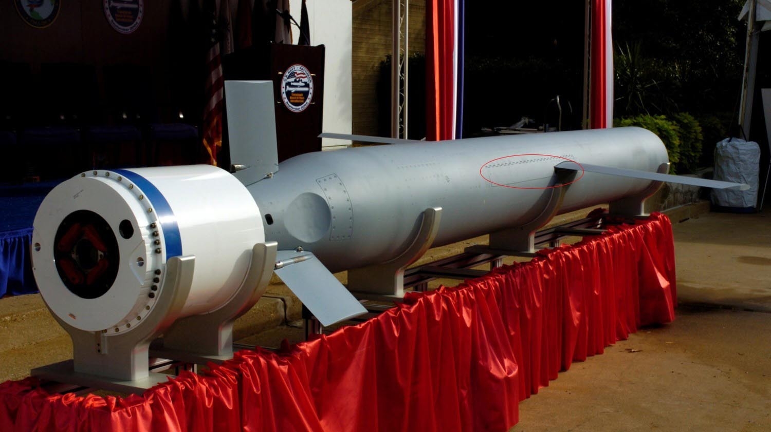 导弹的弹翼从哪伸出来