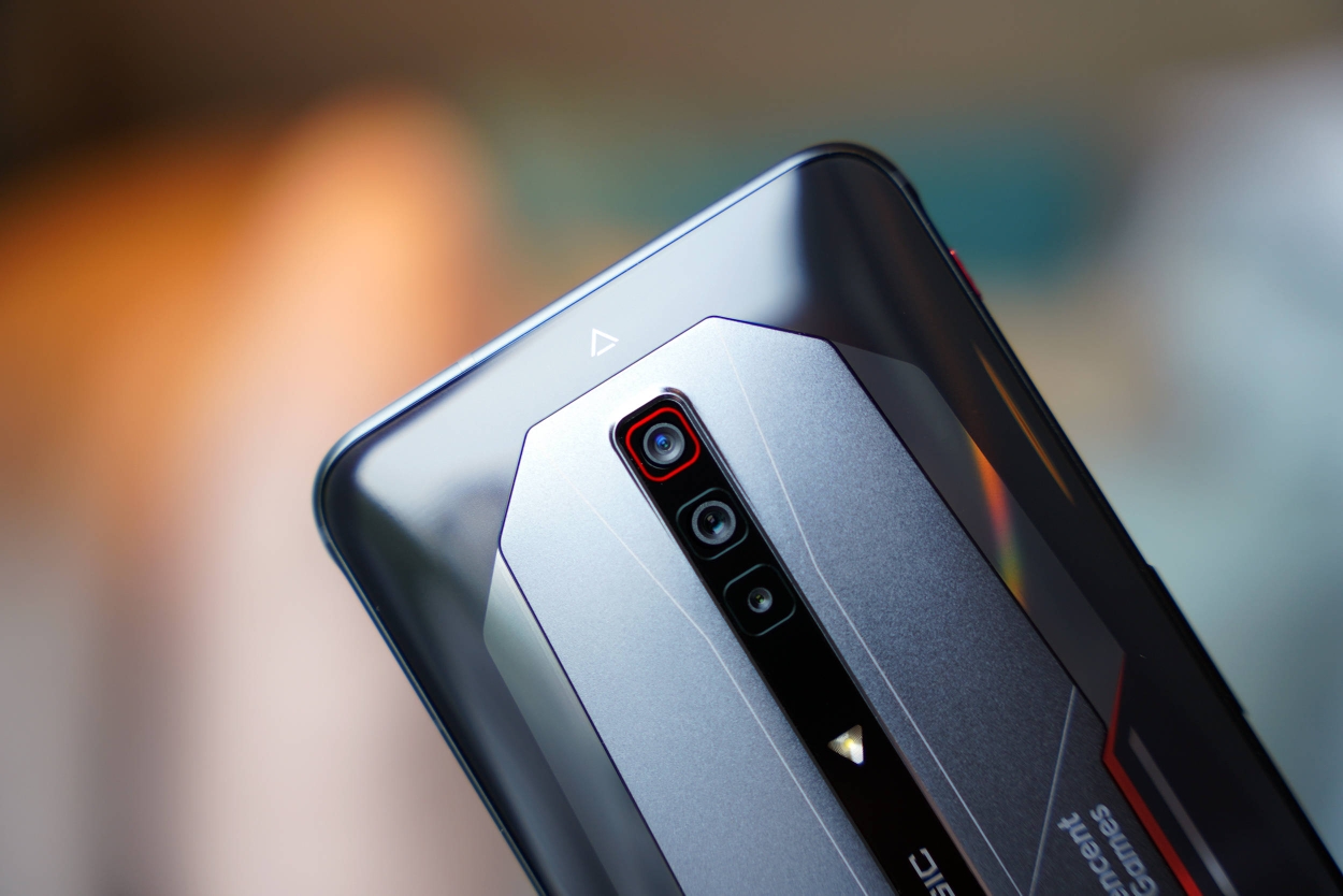 全球首款18g内存手机发布性能残暴红魔6pro游戏手机